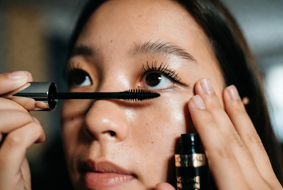 TOP 7 des Meilleurs Mascaras qui font des Cils Longs sans Paquets (Avis 2025)